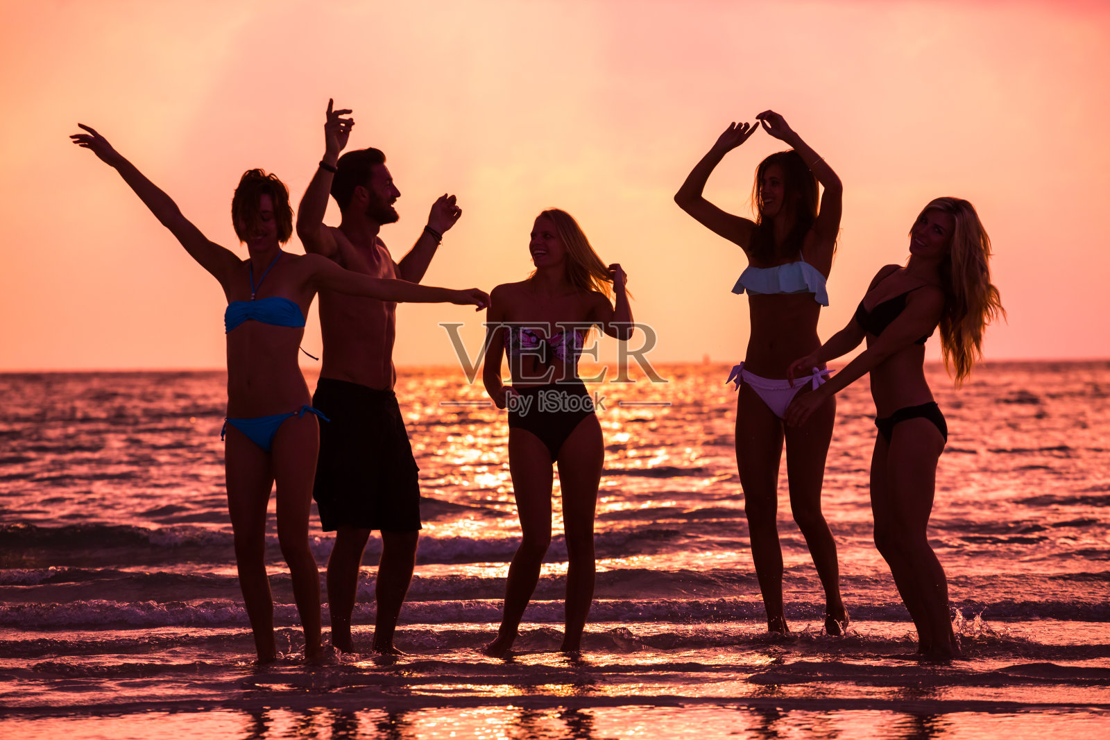 多民族的朋友在海滩上玩得开心照片摄影图片