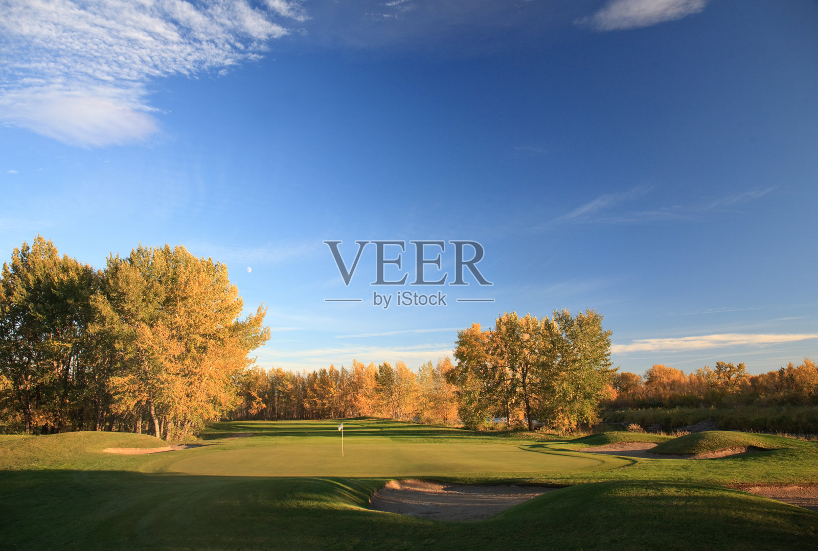 美丽的秋季高尔夫球场照片摄影图片