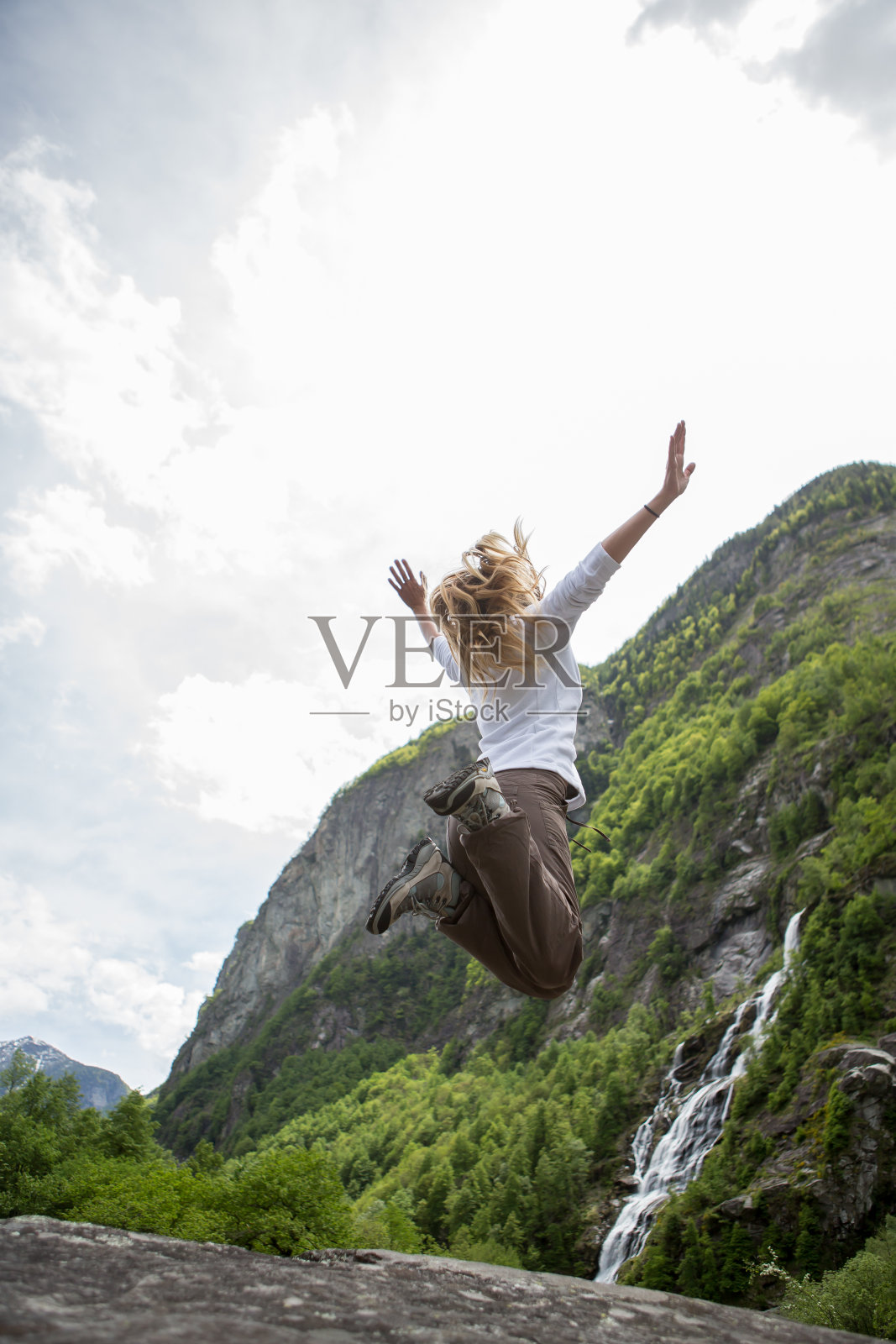 在自然中跳跃的成功女性照片摄影图片