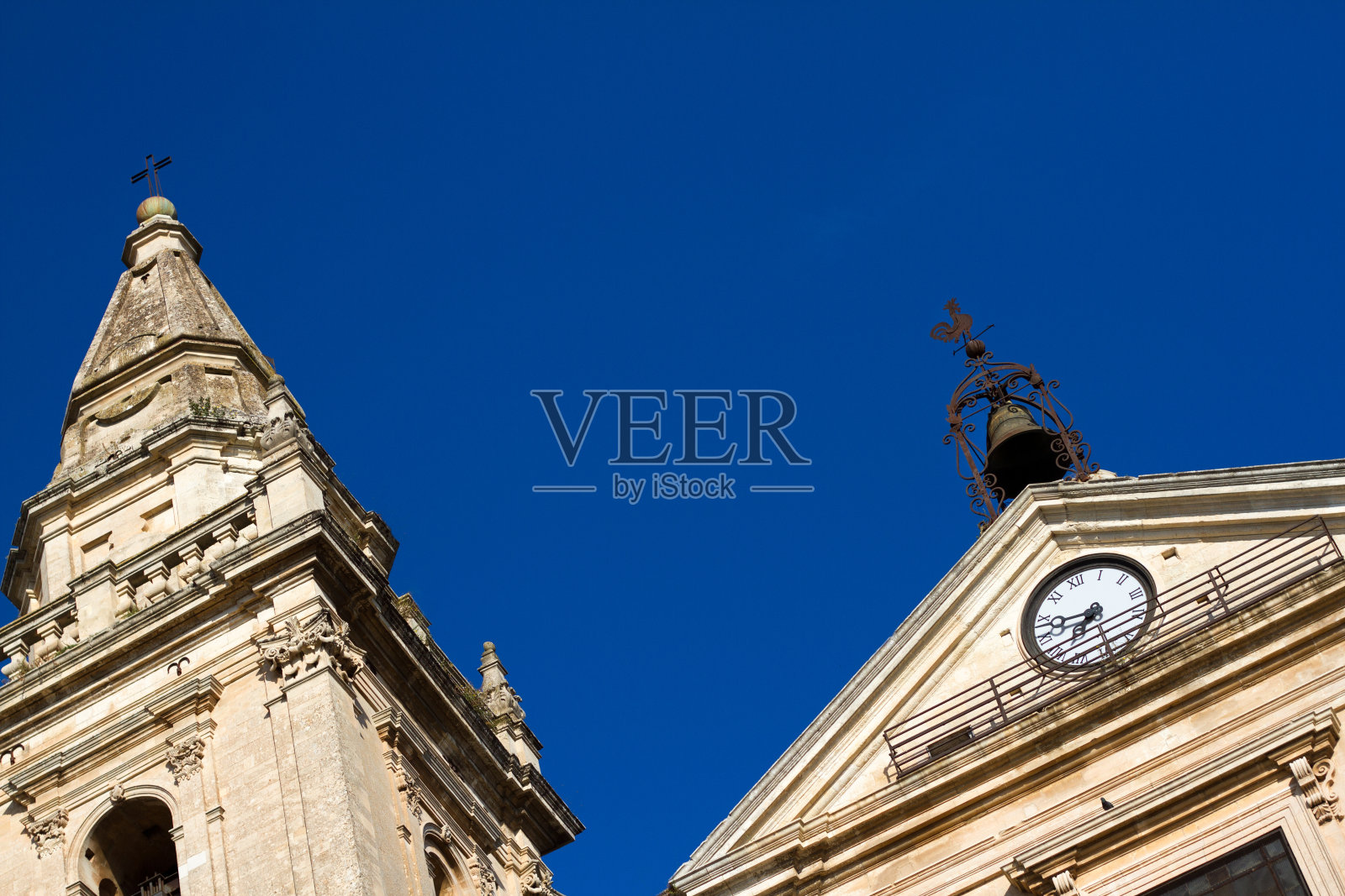 巴洛克教堂钟楼，钟楼，深蓝色的天空，西西里岛，意大利照片摄影图片
