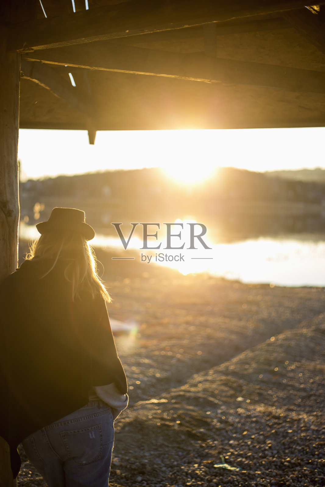 在湖边看日落的女人照片摄影图片