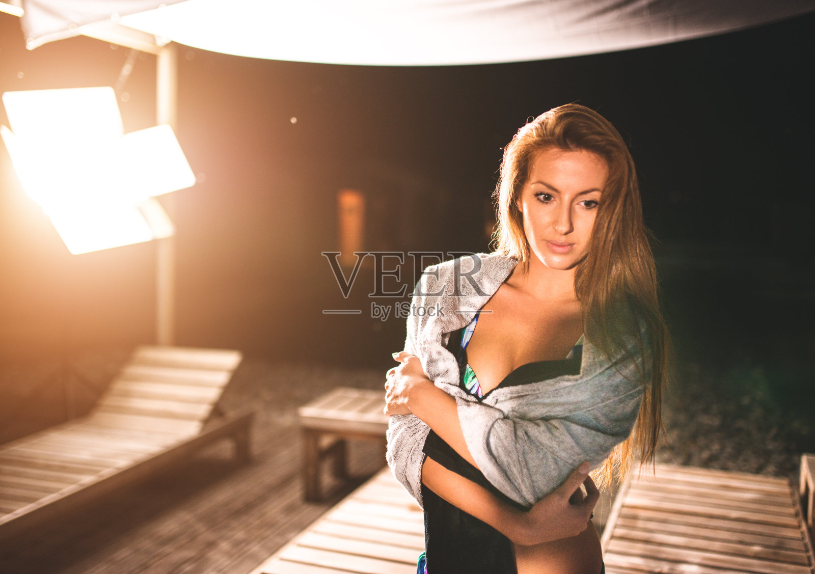 模特在片场擦干自己照片摄影图片