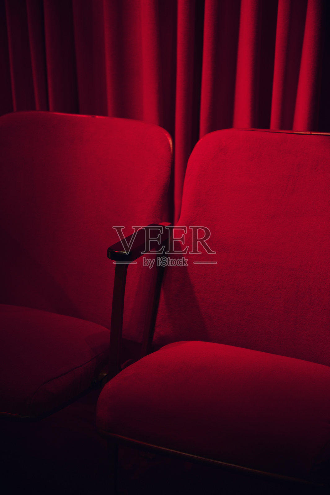 优雅的红色天鹅绒座椅与剧院窗帘照片摄影图片