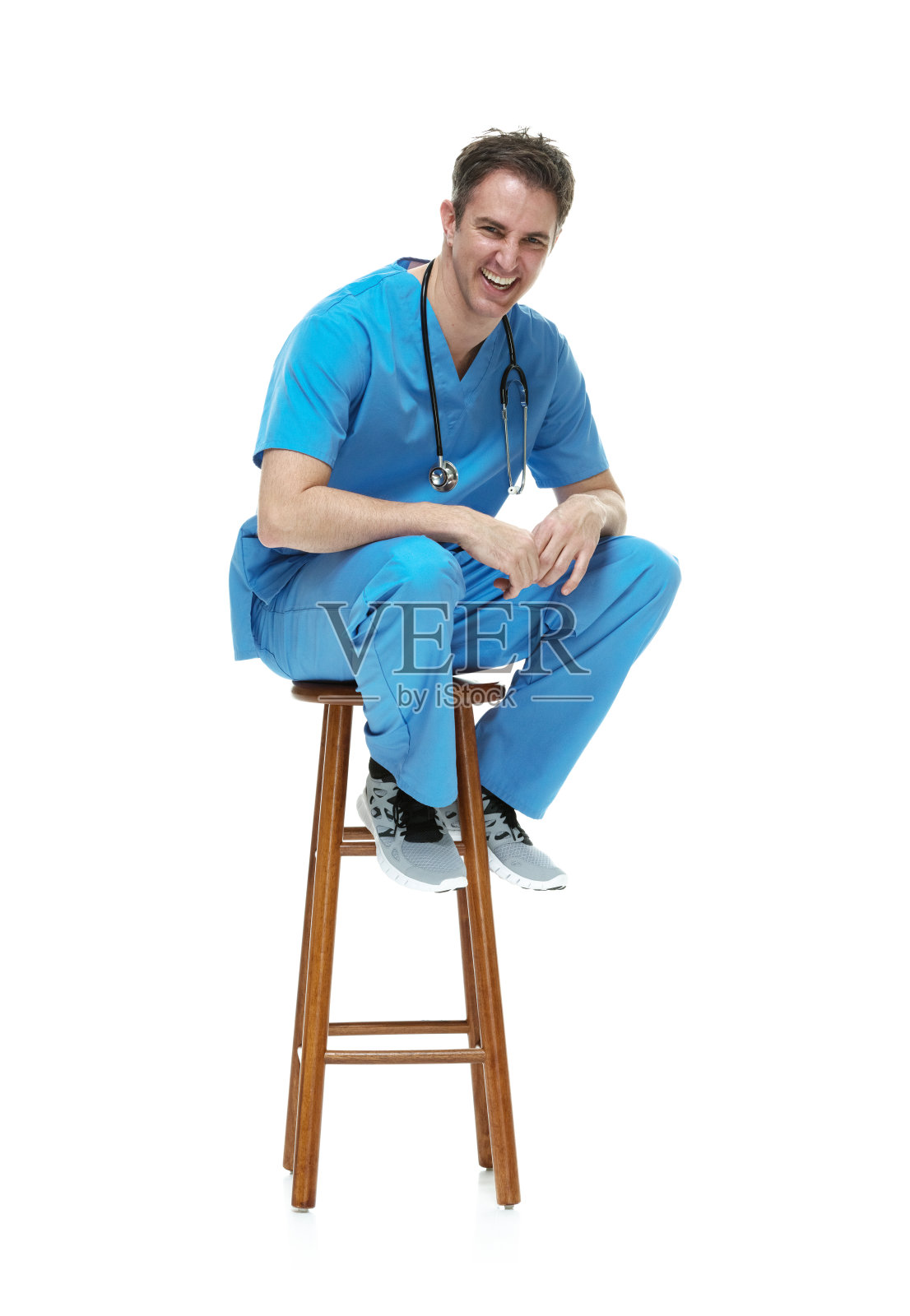 愉快的男护士坐在凳子上照片摄影图片