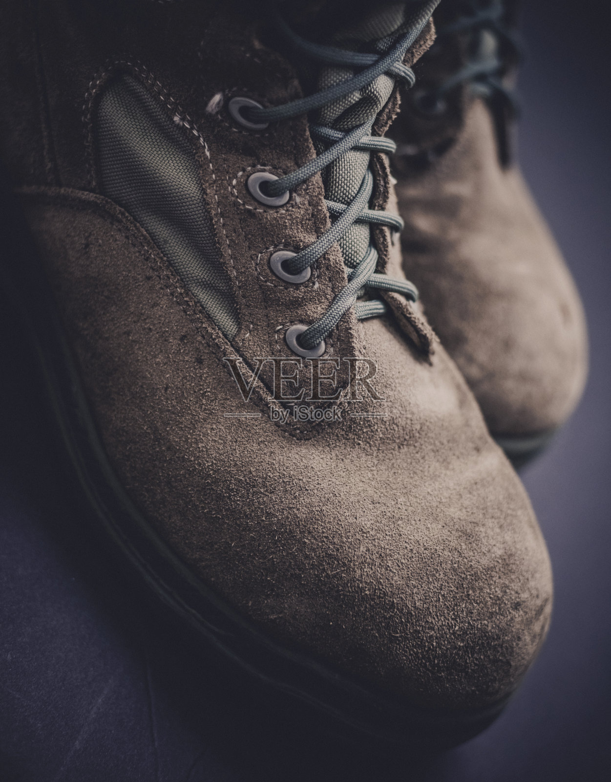 黑色背景上磨损的军靴照片摄影图片