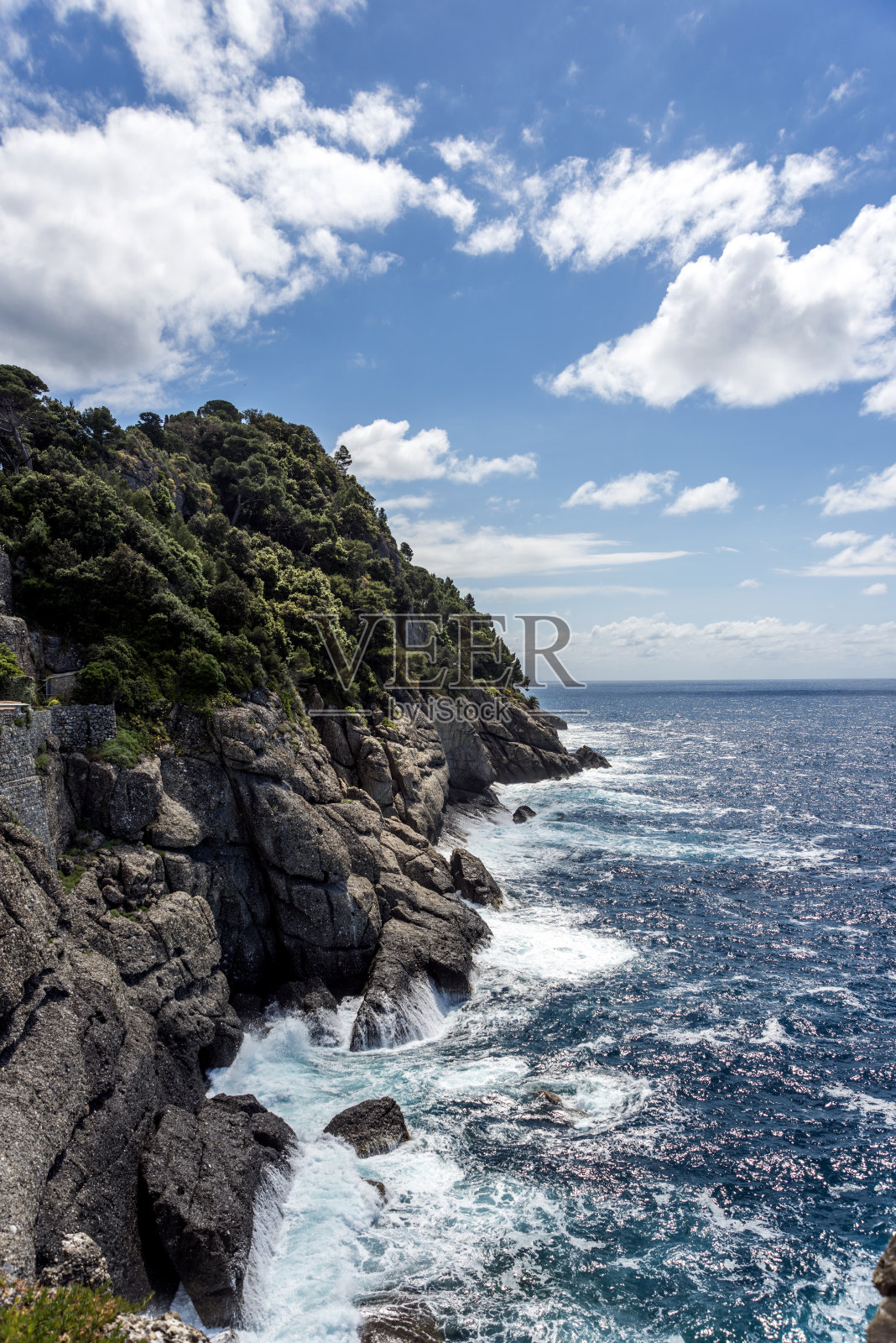 海边的礁石和浪花照片摄影图片