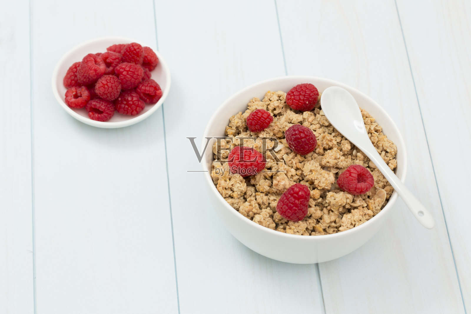 碗里的格兰诺拉麦片，覆盆子，什锦麦片照片摄影图片