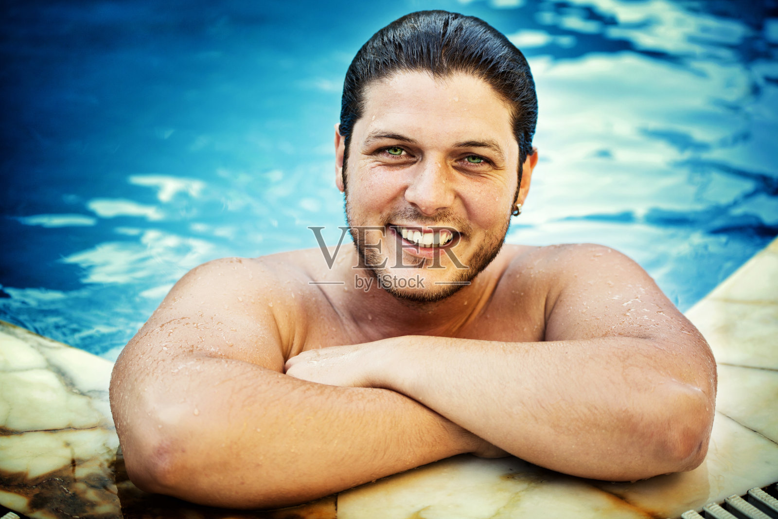 泳池里的帅哥照片摄影图片