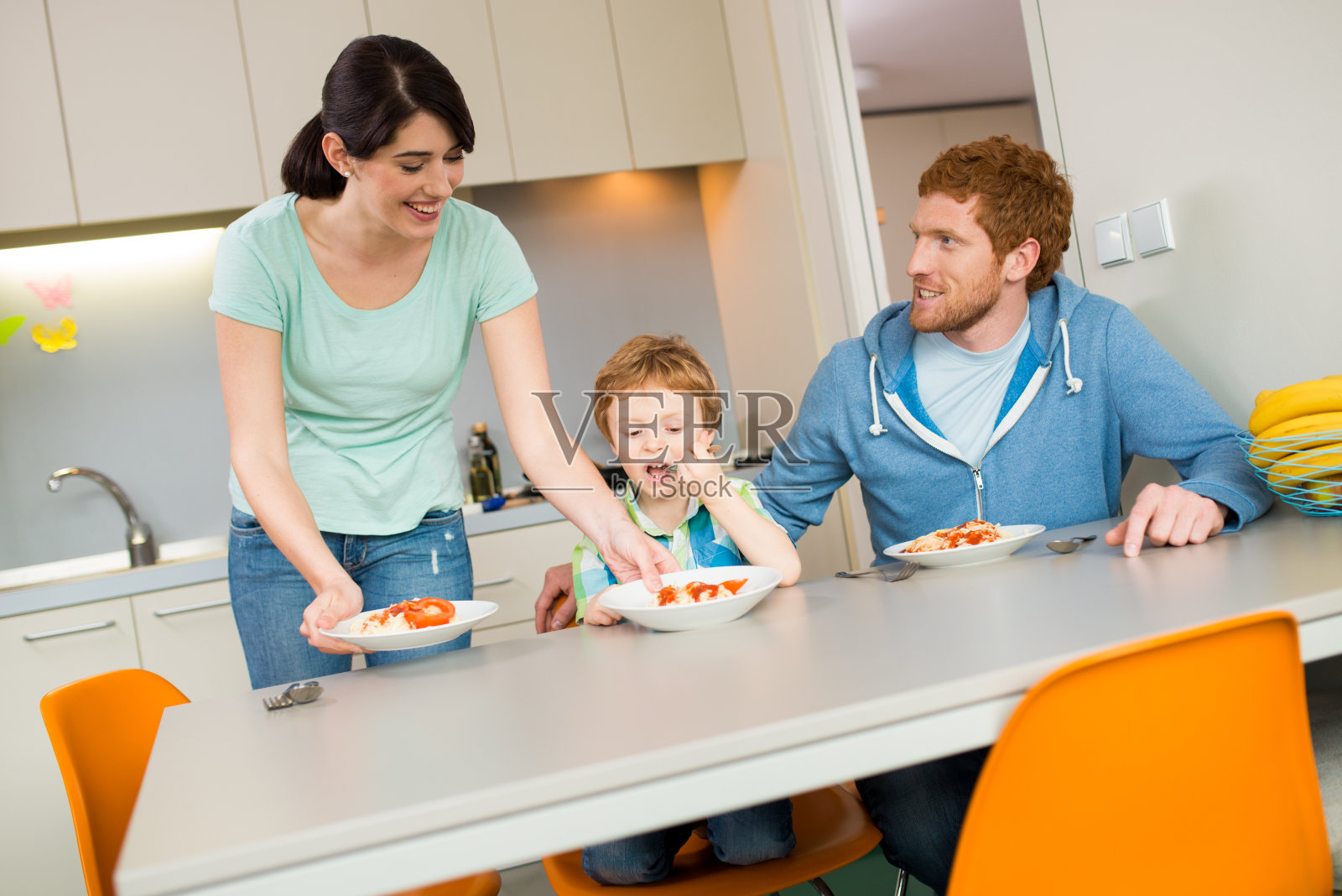 年轻的家庭共进午餐照片摄影图片