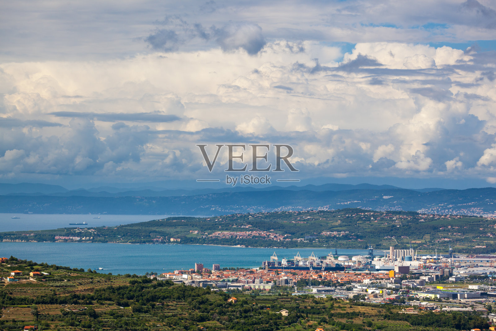 斯洛文尼亚沿海城市科佩尔，位于亚得里亚海上照片摄影图片