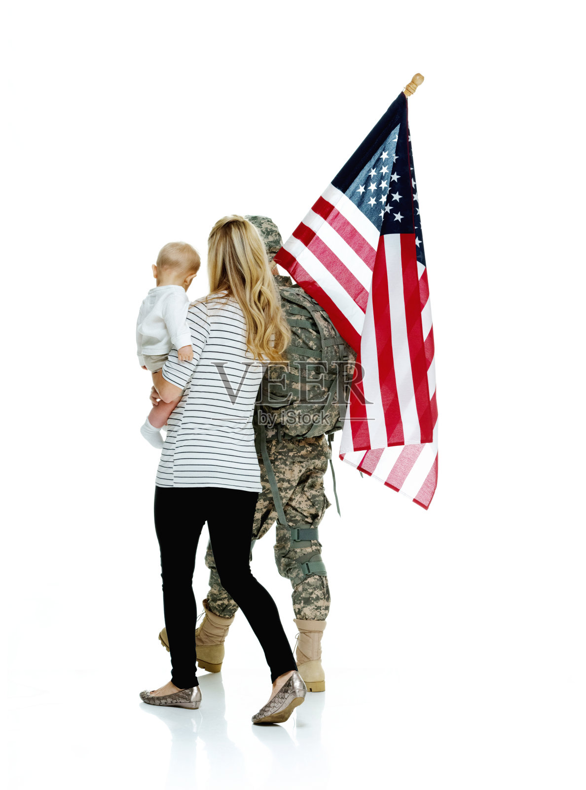 美国士兵举着美国国旗行走照片摄影图片