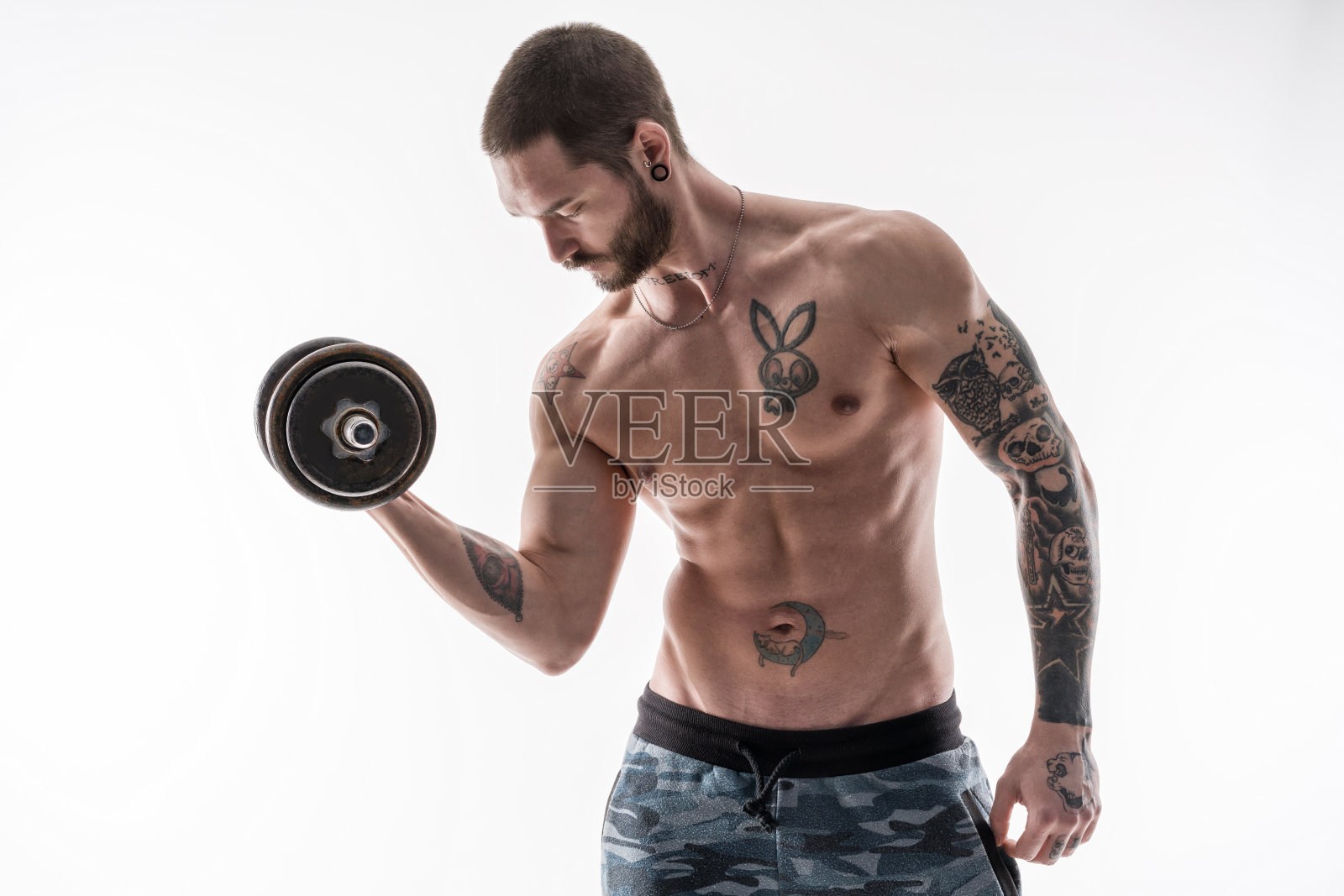 年轻人在举重训练照片摄影图片