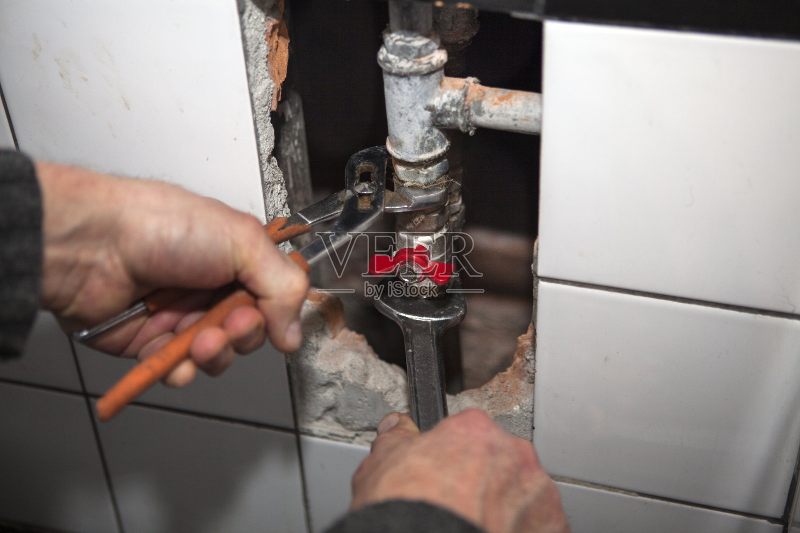 水管工修理阀门。照片摄影图片