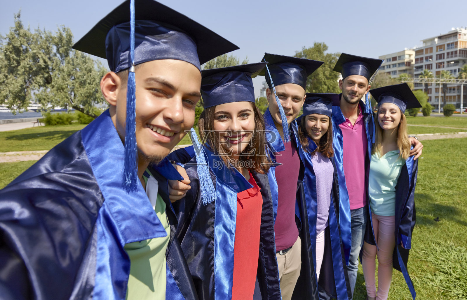 学生在毕业礼服持有文凭的观点照片摄影图片