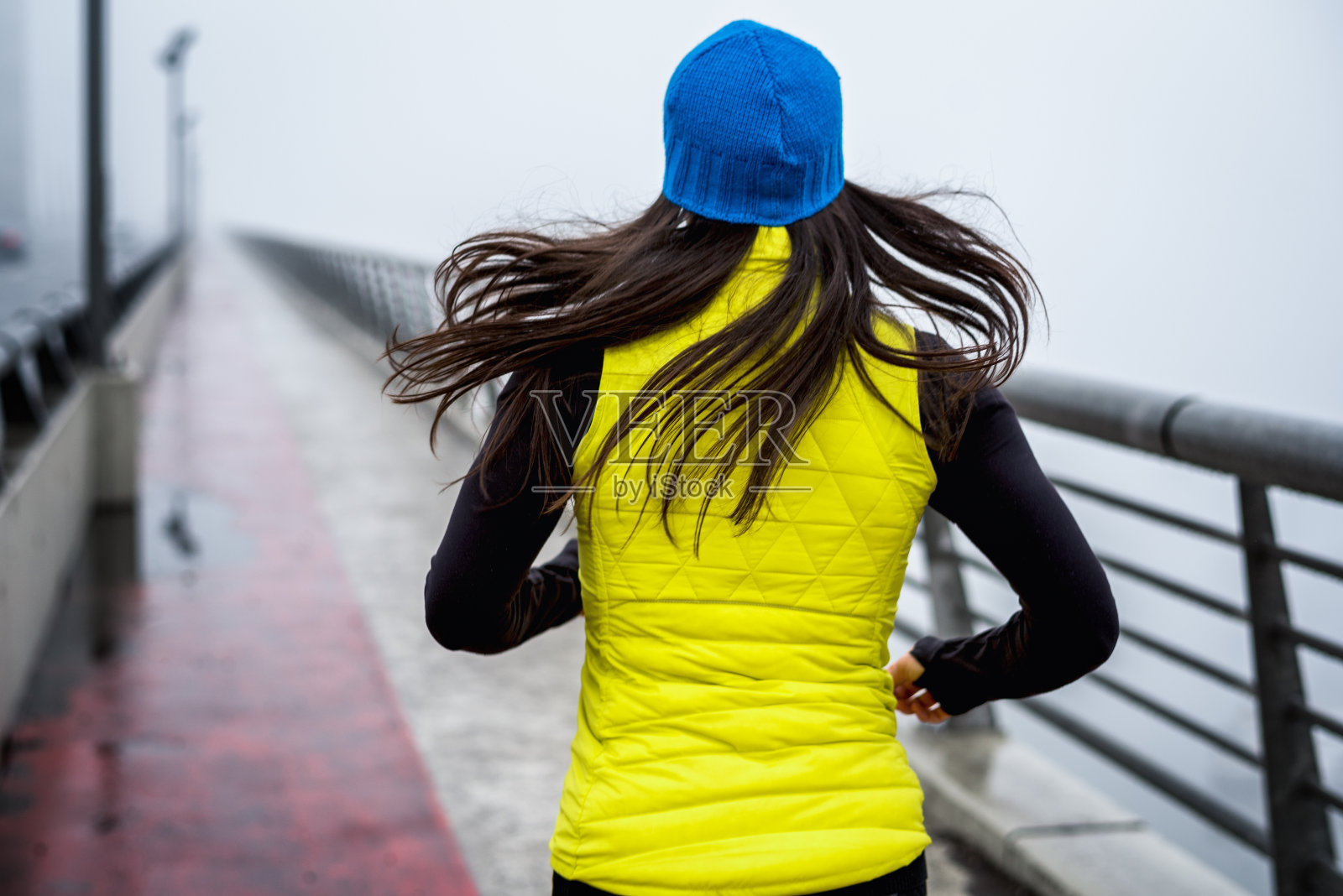 在冬天的早晨慢跑照片摄影图片