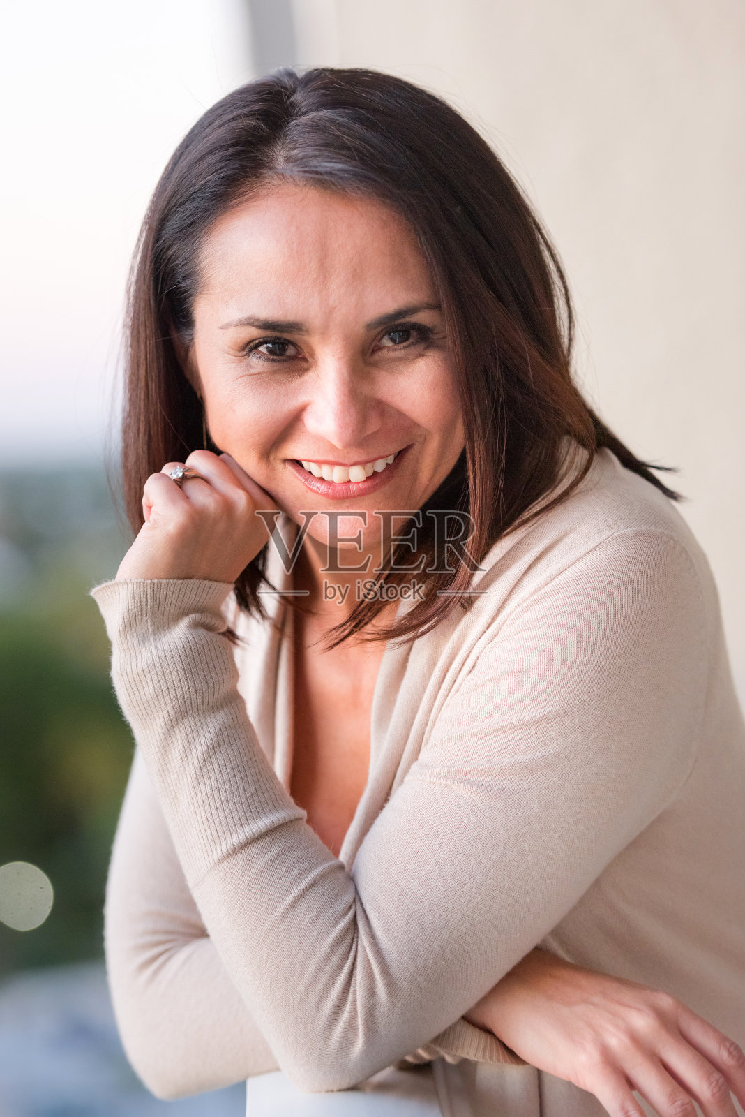 微笑的成熟西班牙女性照片摄影图片