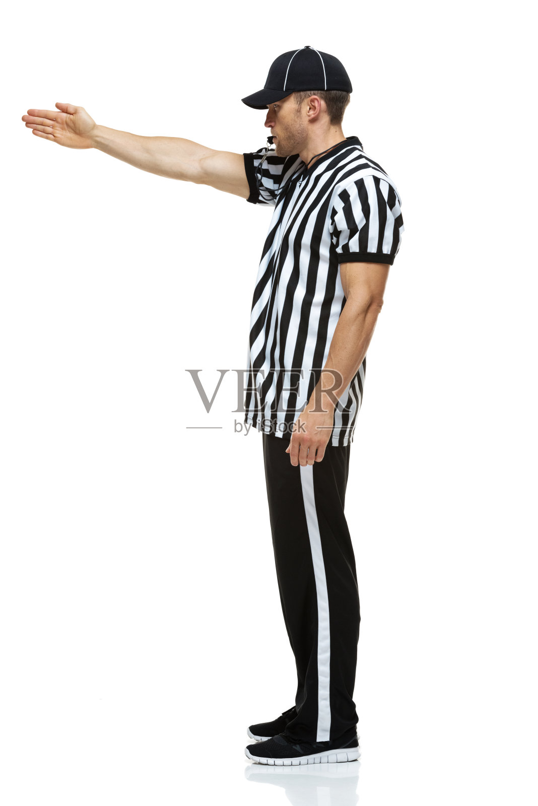 足球裁判吹哨、挥拳照片摄影图片