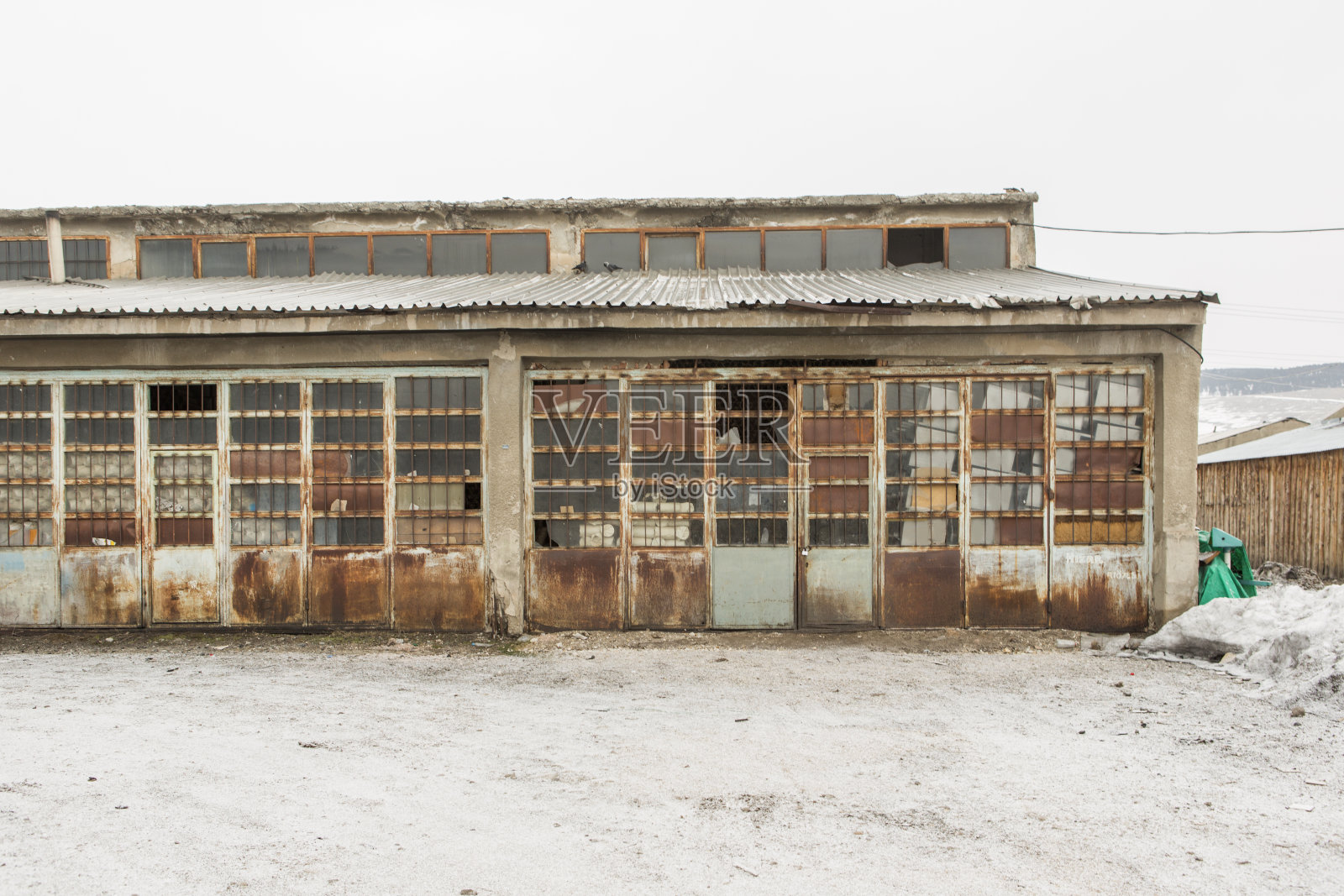 土耳其萨里卡米斯的旧商店，玻璃碎了照片摄影图片