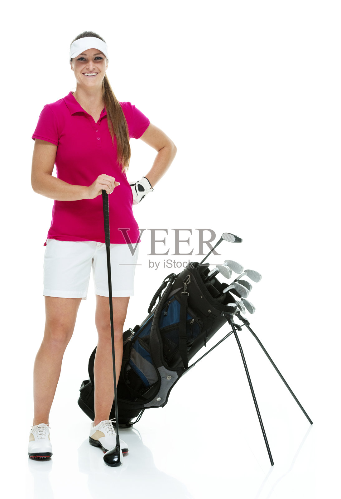 微笑的高尔夫球手拿着高尔夫球，看着镜头照片摄影图片