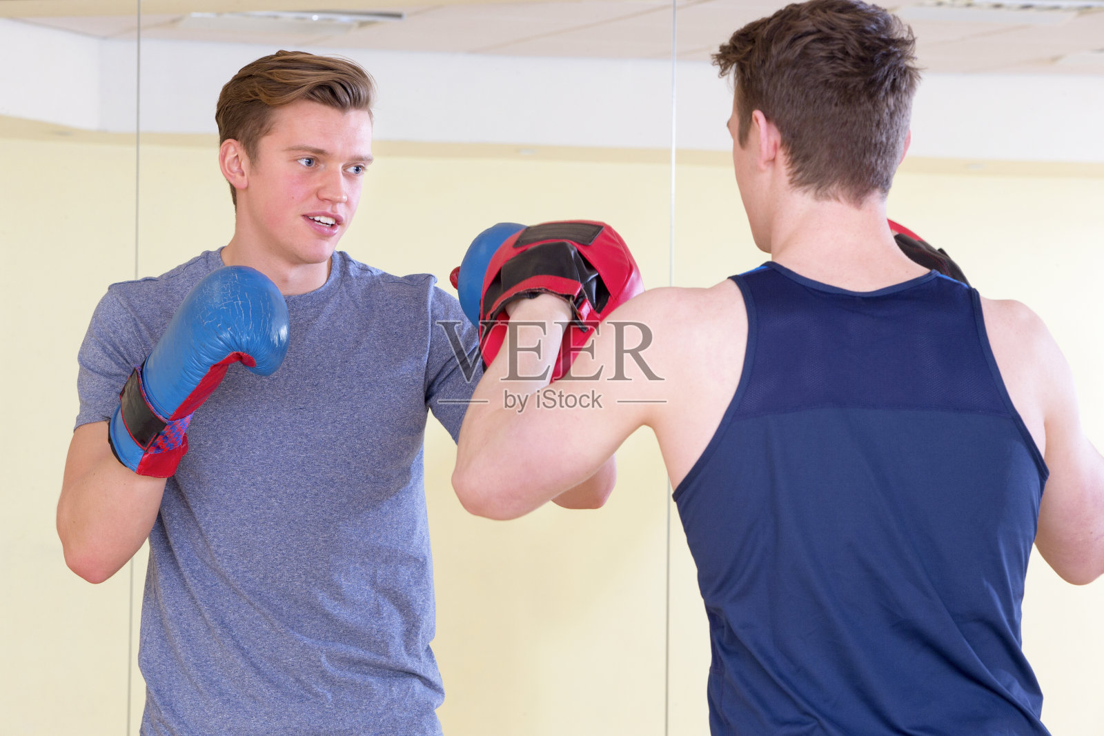 和他的教练练习拳击照片摄影图片