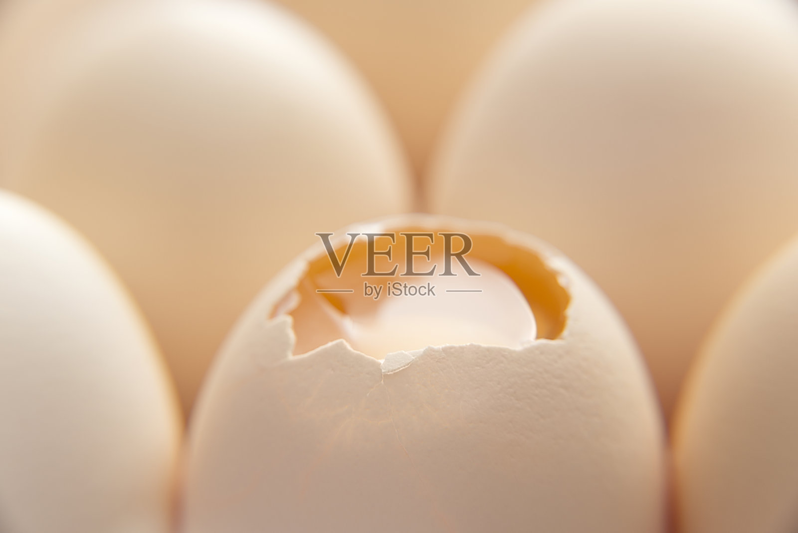 棕色鸡蛋和蛋黄照片摄影图片