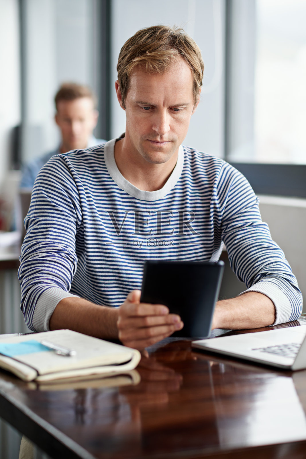 (他一心多用很在行。照片摄影图片