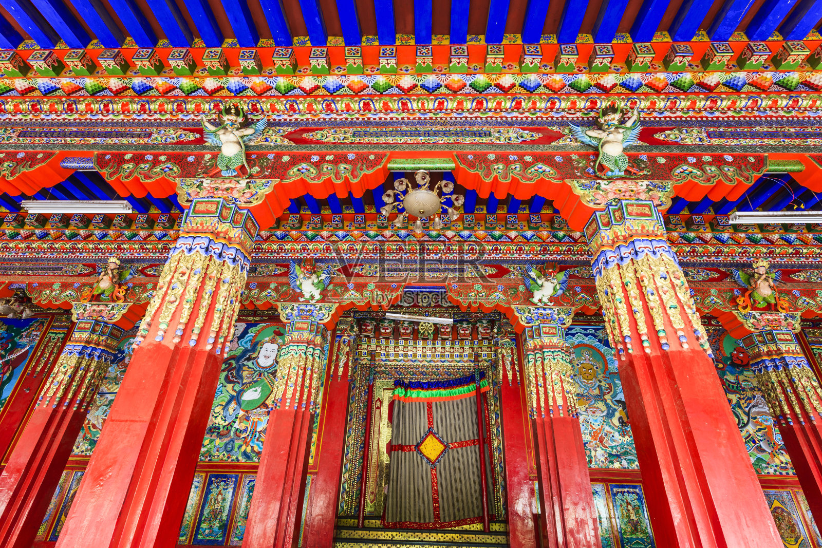 藏传佛教寺庙的装饰天花板和柱子照片摄影图片