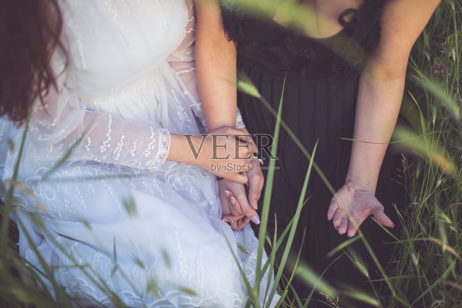 两个女人手牵着手照片摄影图片