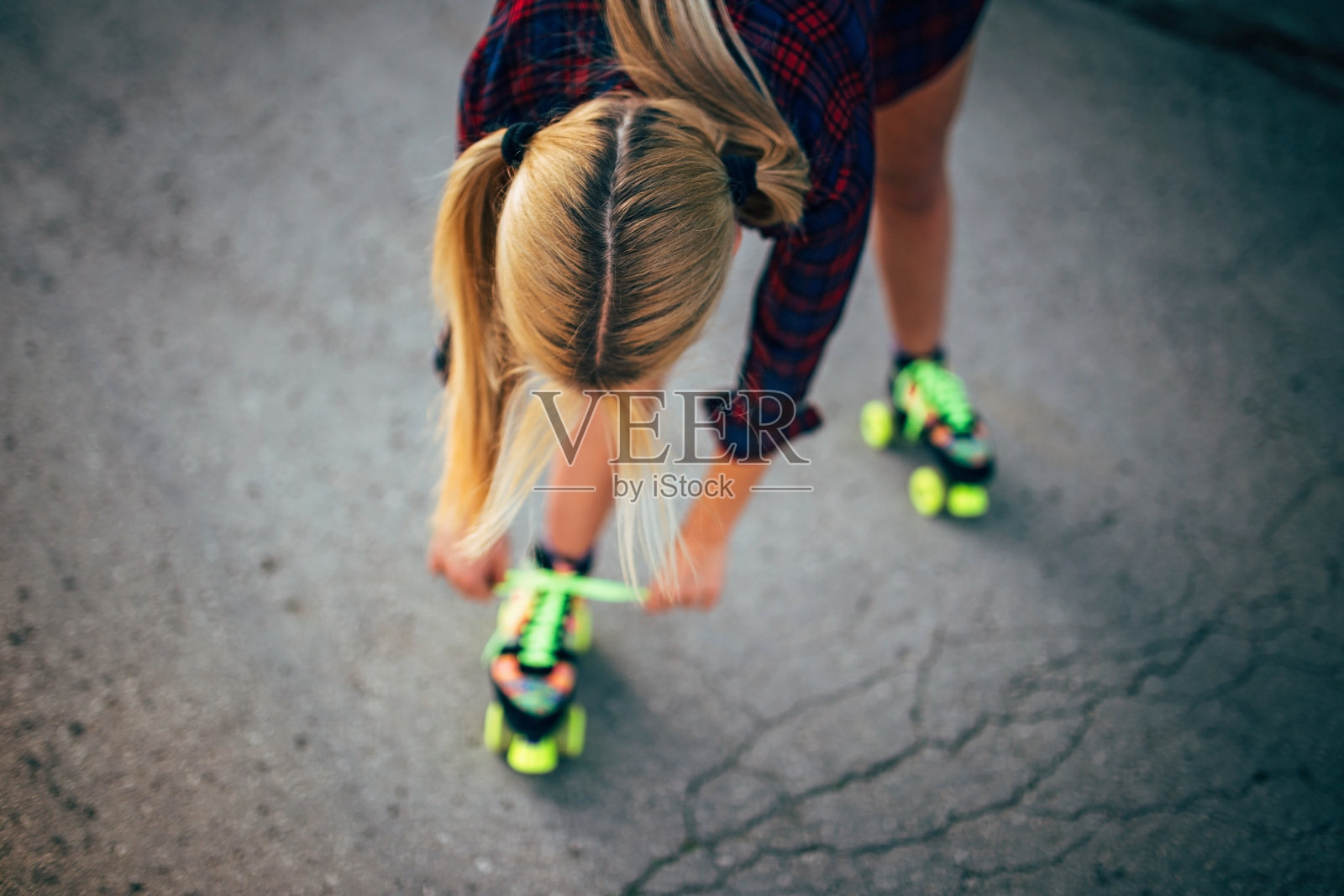 女孩在旱冰鞋上系鞋带照片摄影图片
