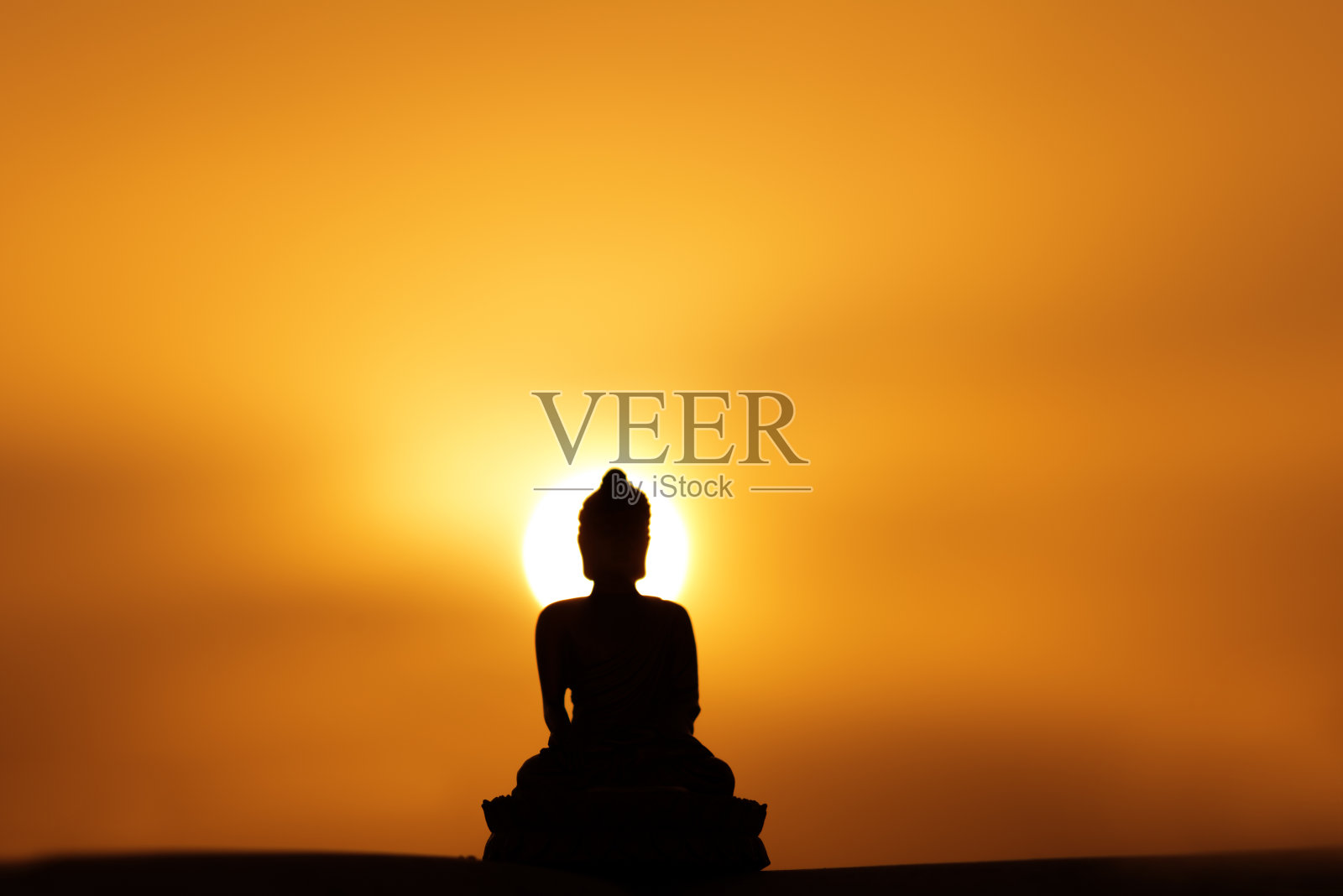 小佛像在阳光下沉思-日落照片摄影图片