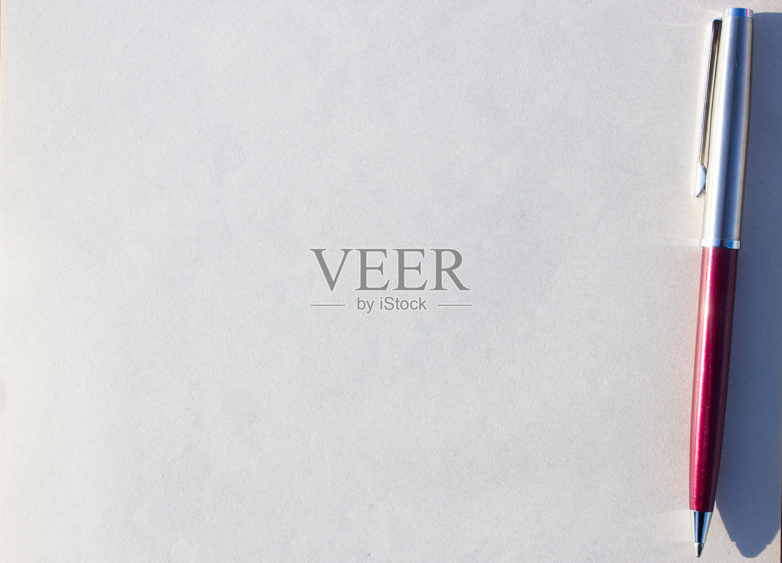 带笔白纸照片摄影图片