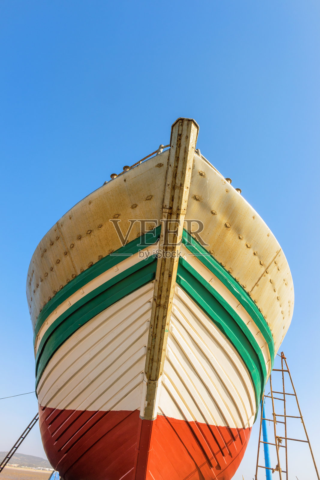 正在修理的木制渔船在埃绍伊拉港照片摄影图片