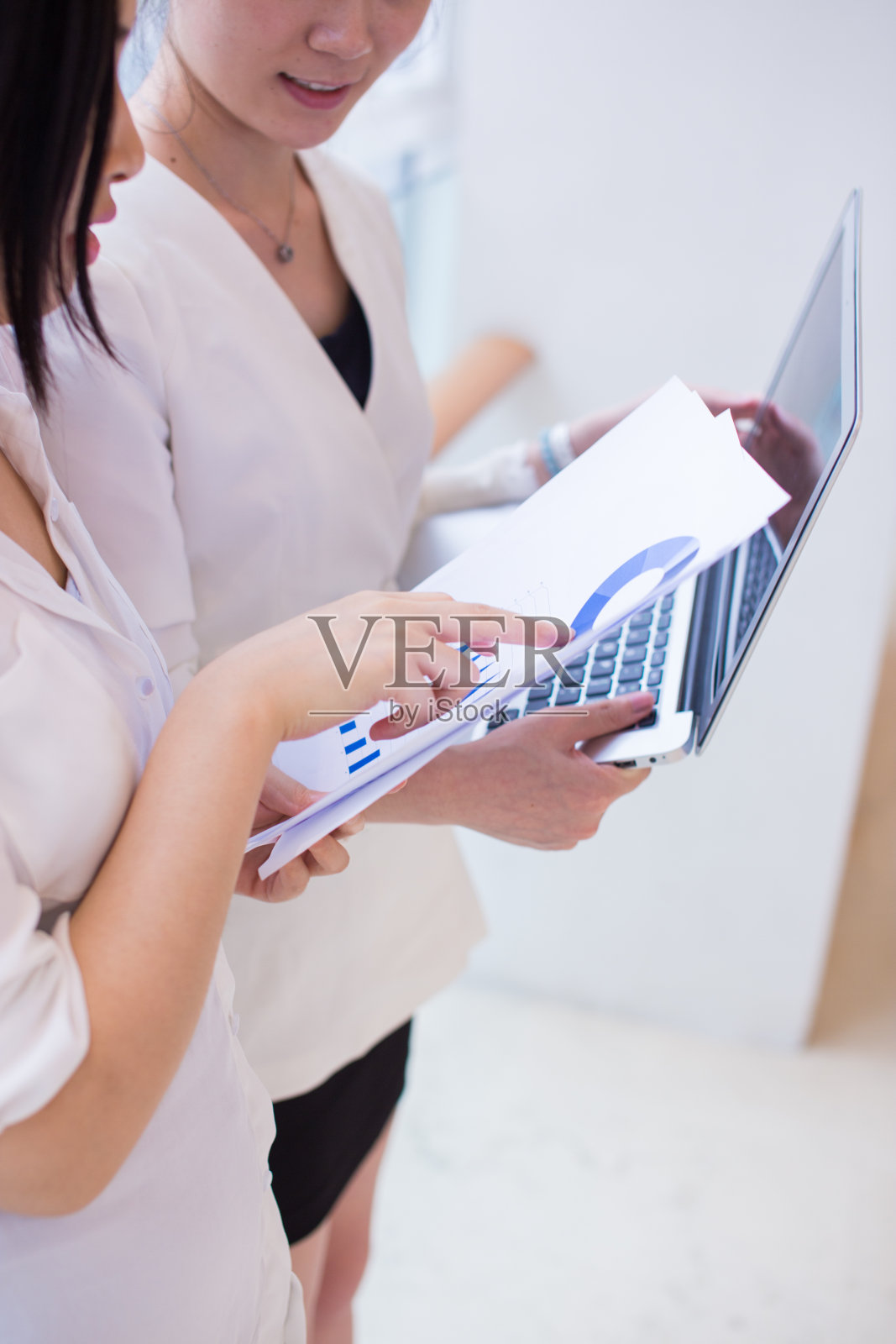 处理文件的商业女性照片摄影图片