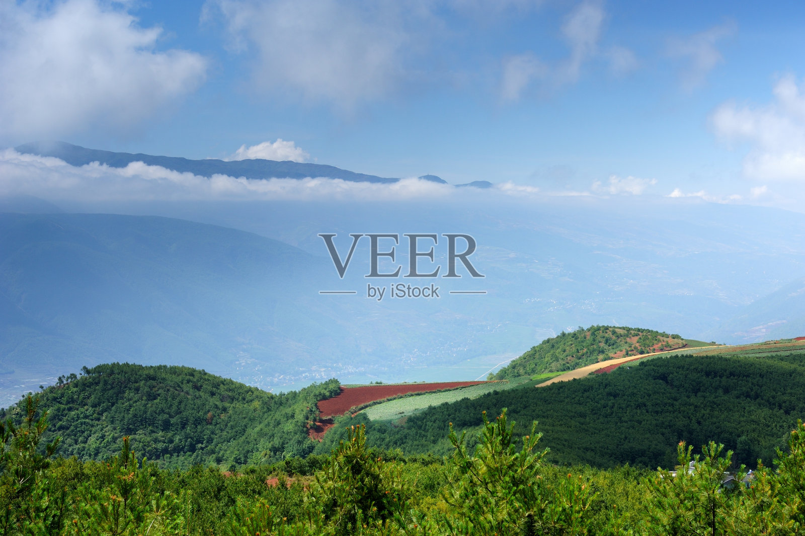 红土地在山巅03峰照片摄影图片