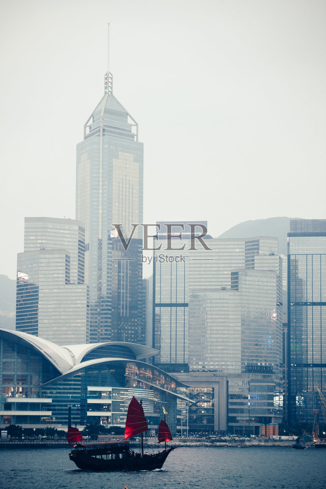 中国舢舨和香港会议展览中心照片摄影图片