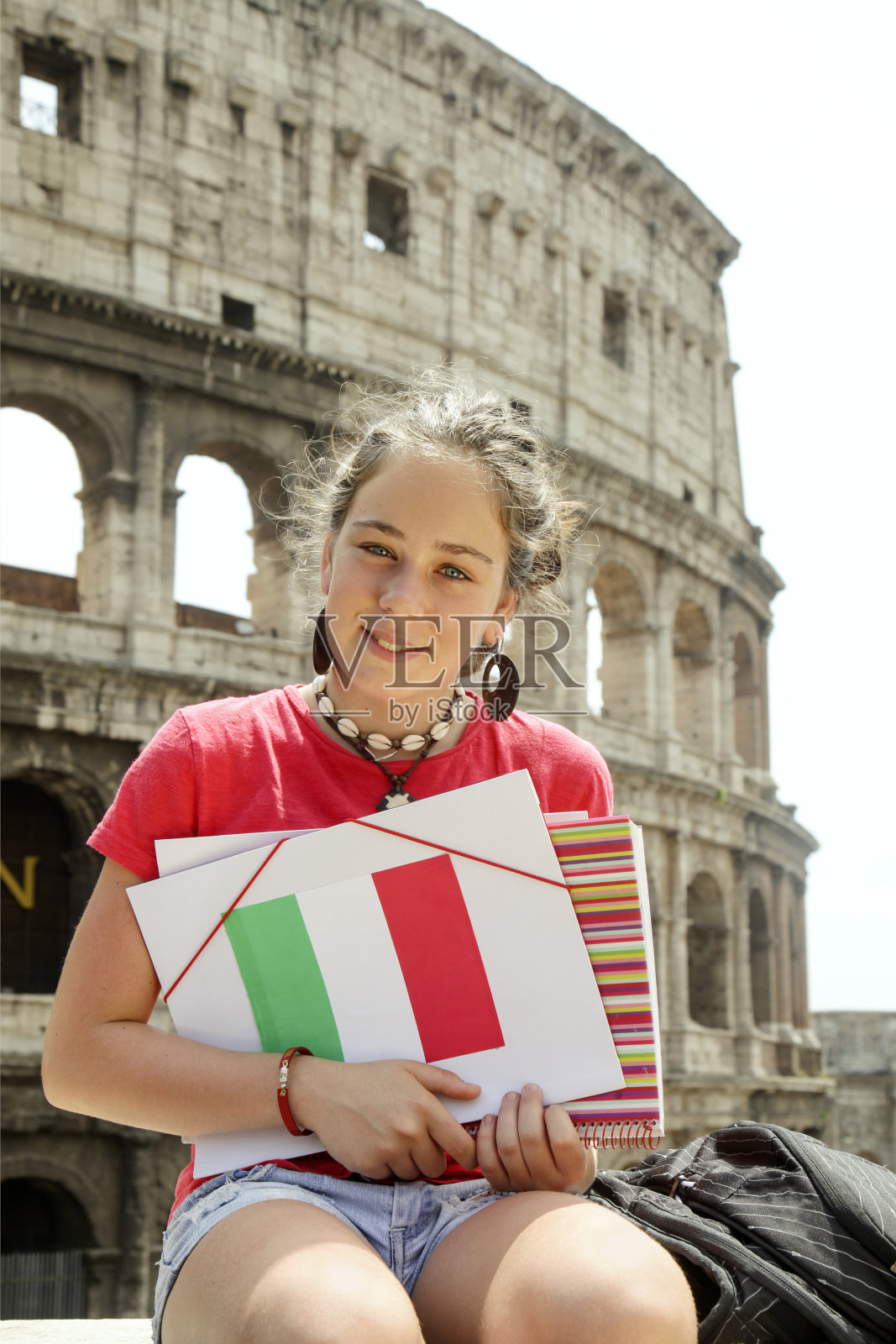 年轻的外国学生坐在罗马竞技场前照片摄影图片