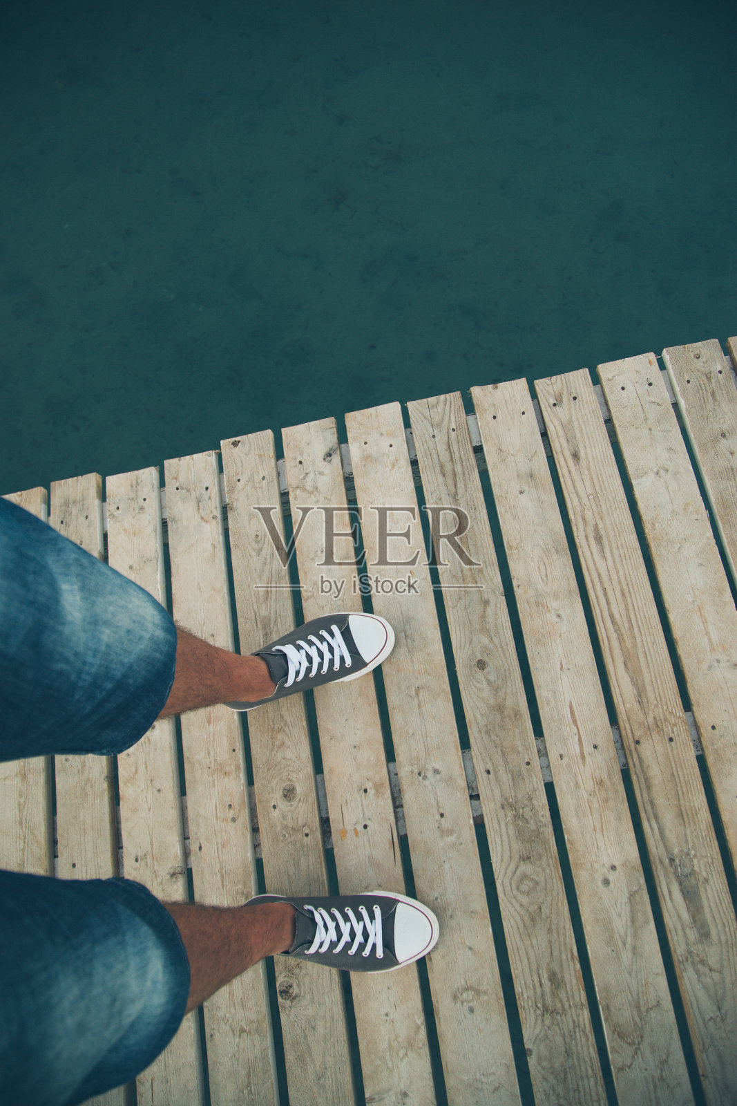 我看着我的鞋子照片摄影图片