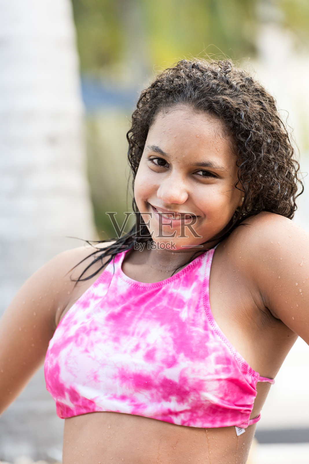 微笑的小女孩照片摄影图片