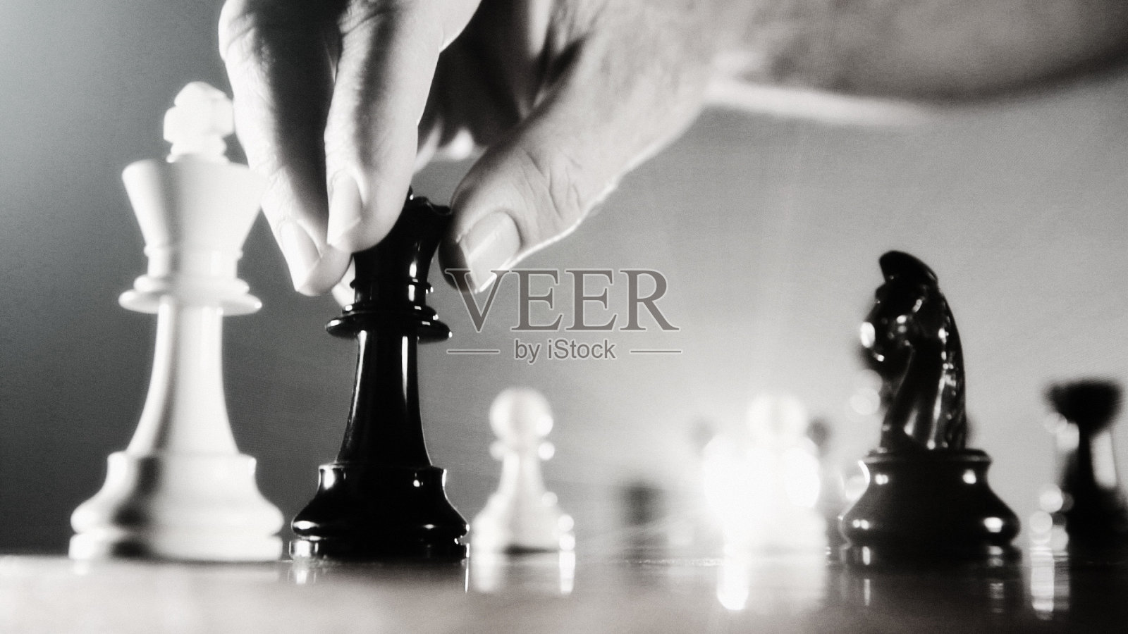 几乎将死:男性手与黑皇后接近白王照片摄影图片