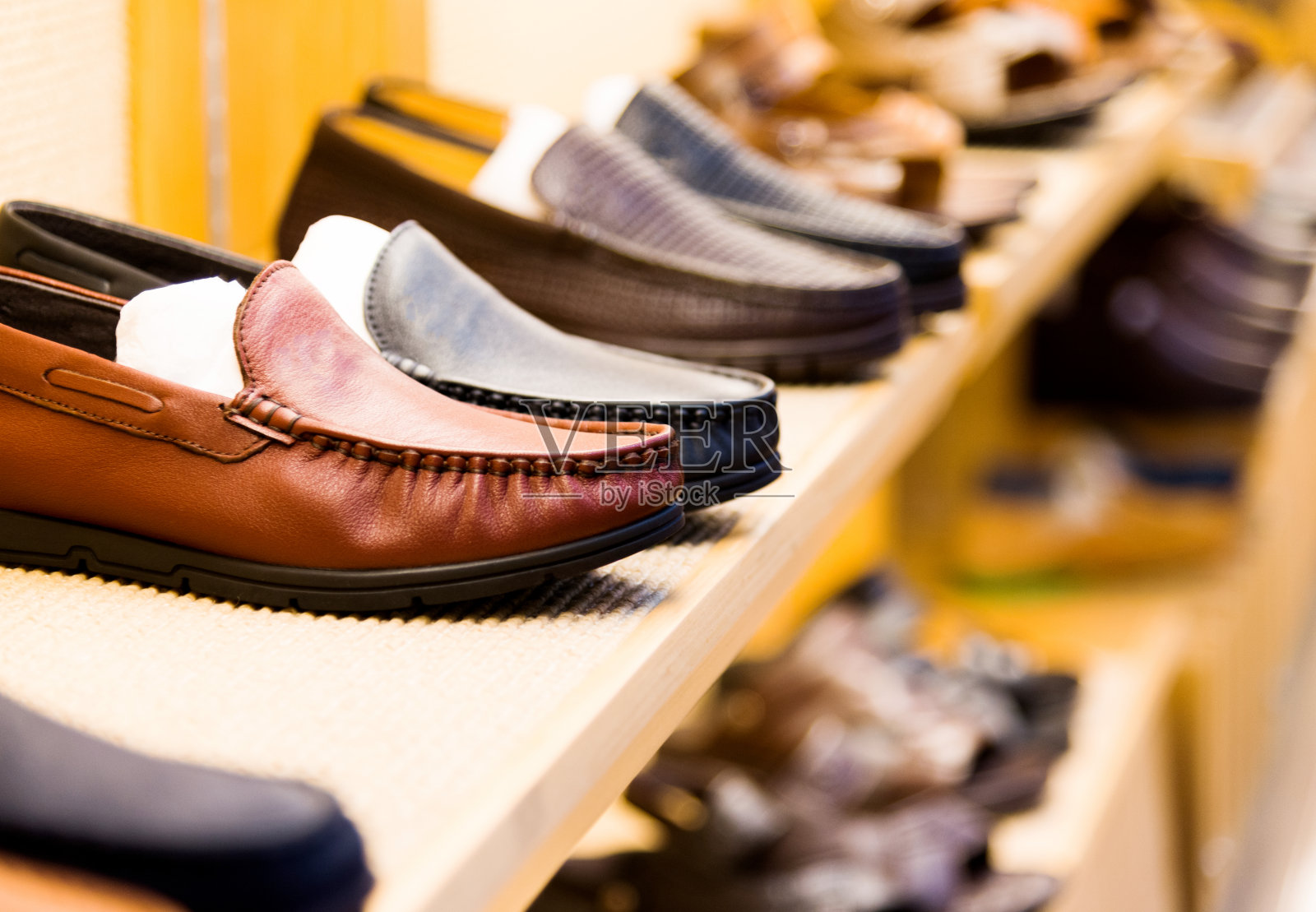 一家商店正在出售的男鞋照片摄影图片