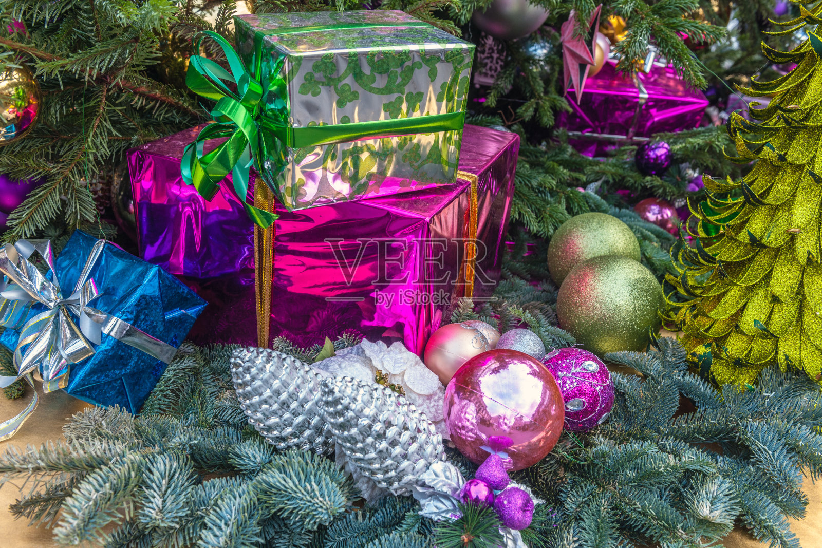 包裹好的礼物挂在圣诞树上照片摄影图片