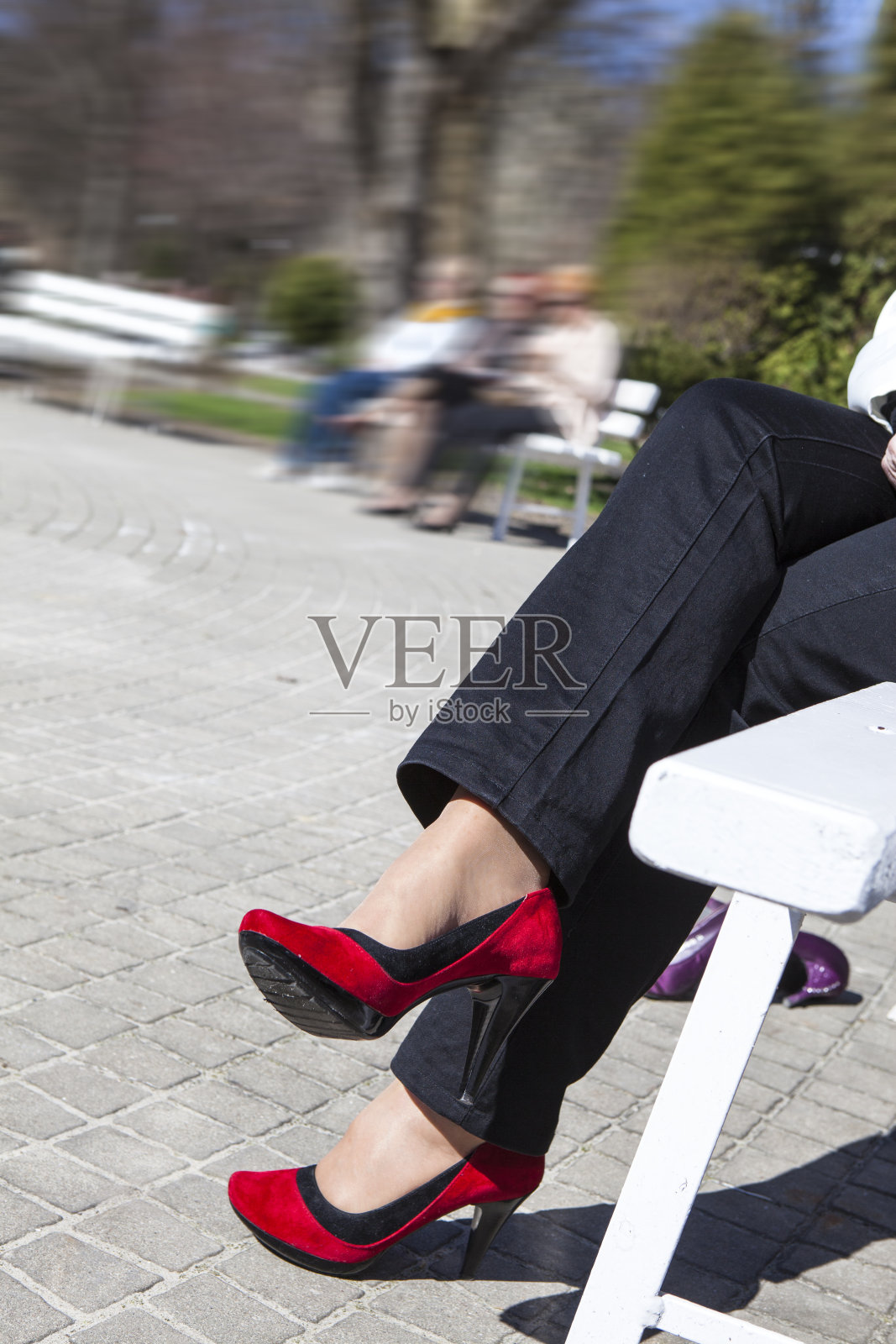 穿着红色高跟鞋的女人的腿照片摄影图片