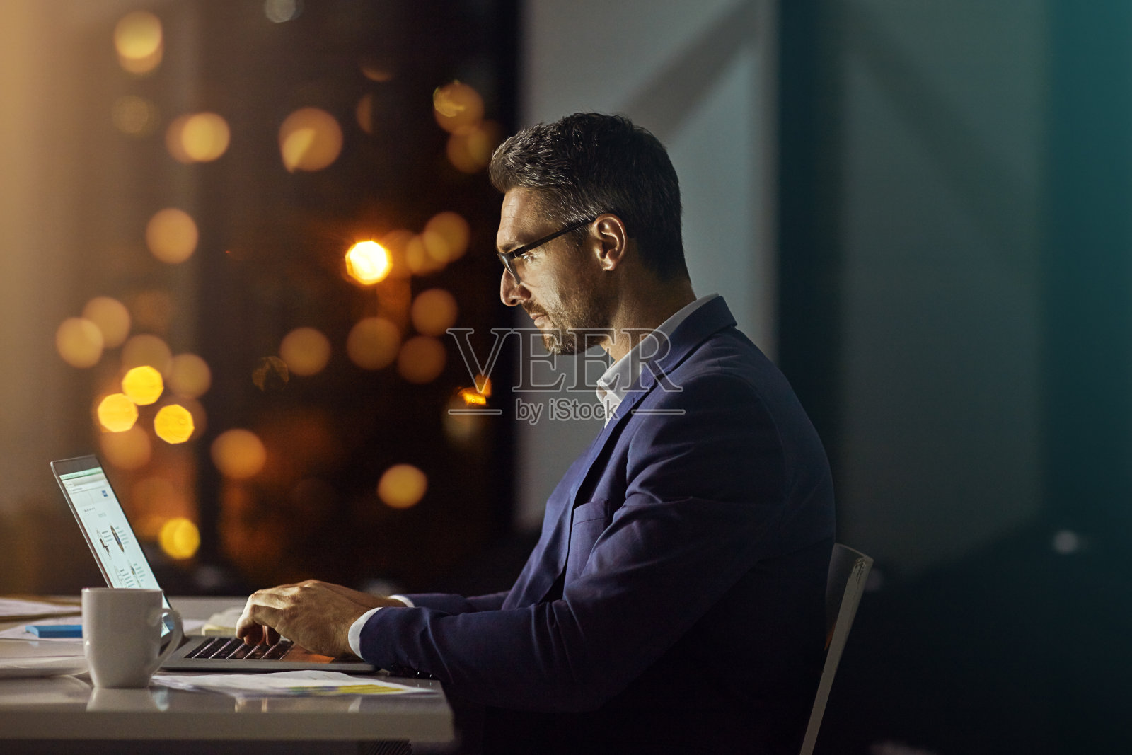 他在信守对自己事业的承诺照片摄影图片