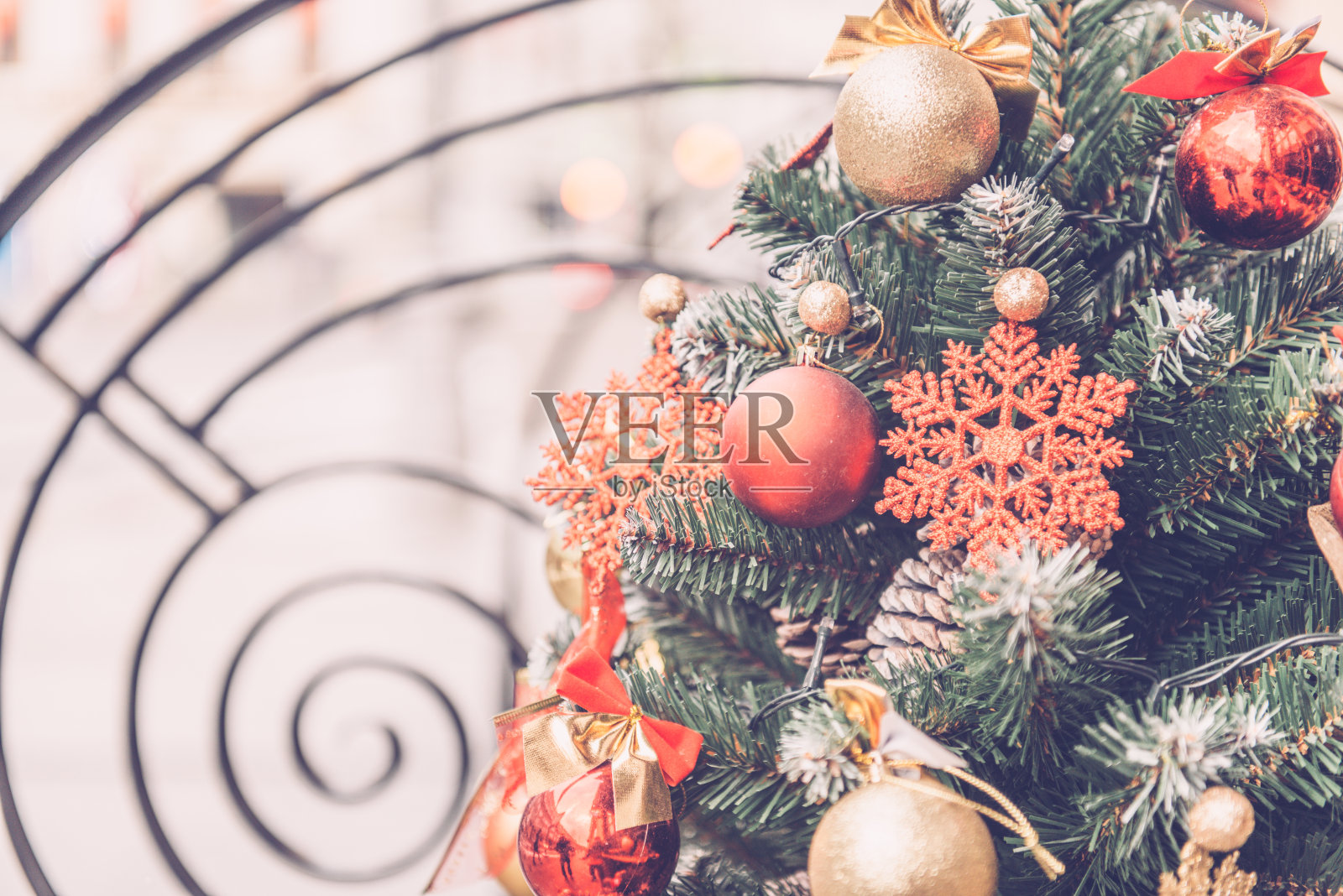 圣诞节装饰由篱笆户外在莫斯科，俄罗斯，欧洲照片摄影图片