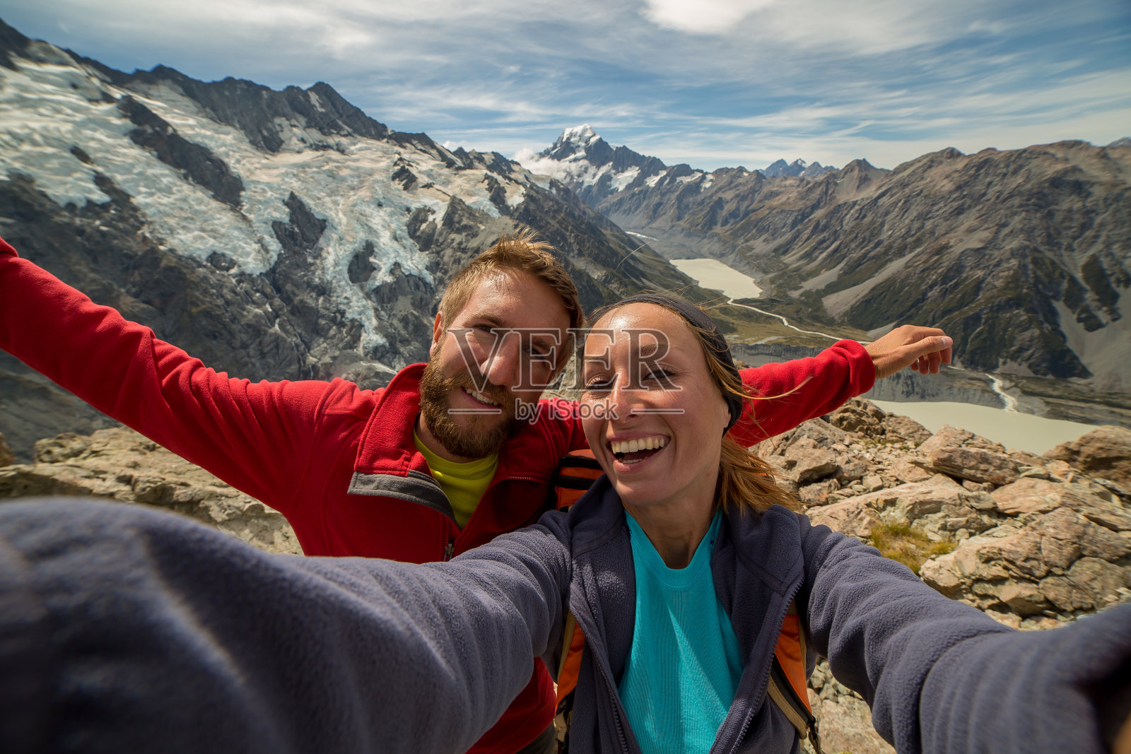 两名登山者在山顶的自拍照片摄影图片
