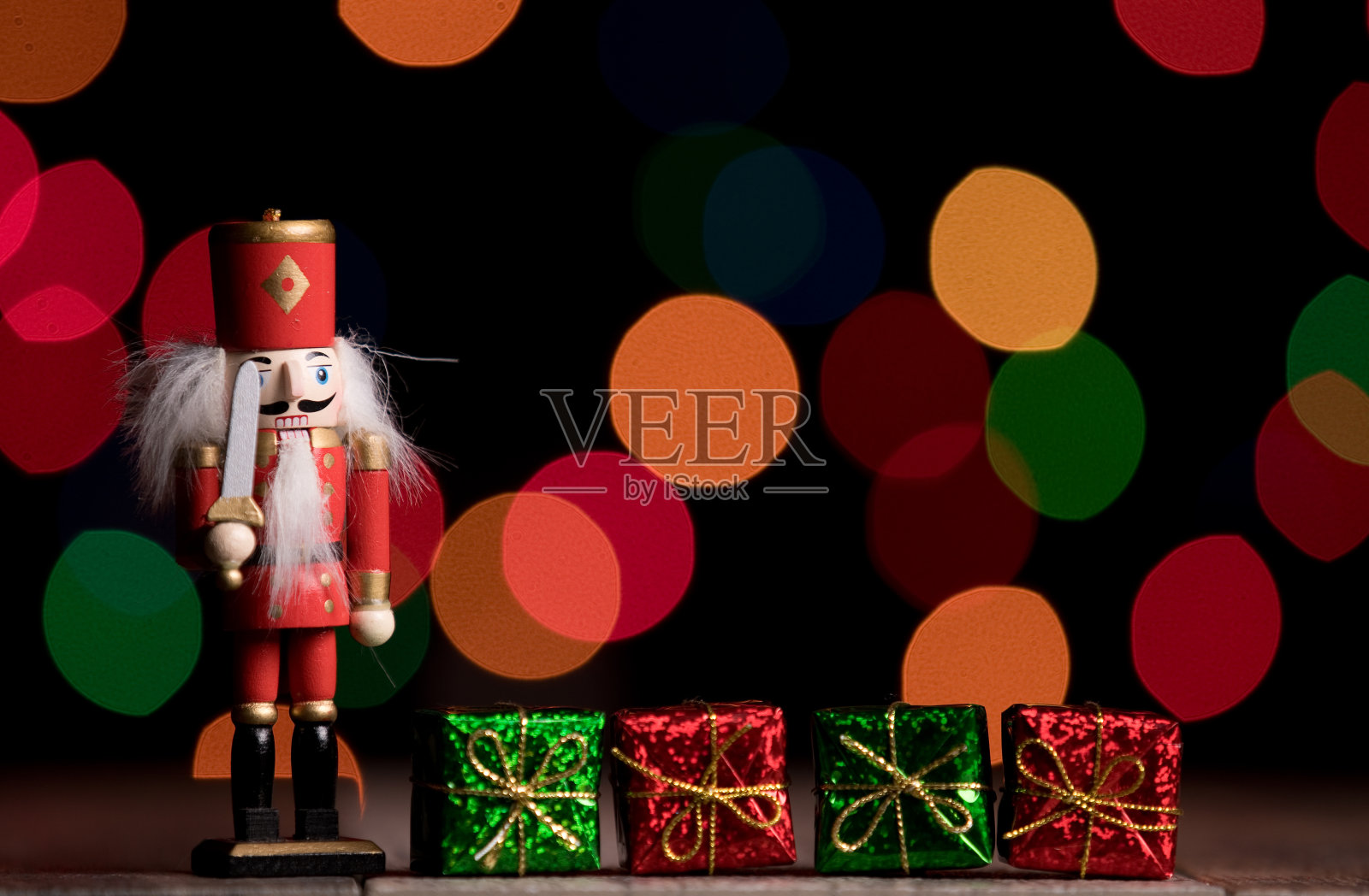 胡桃夹子看守圣诞礼物照片摄影图片