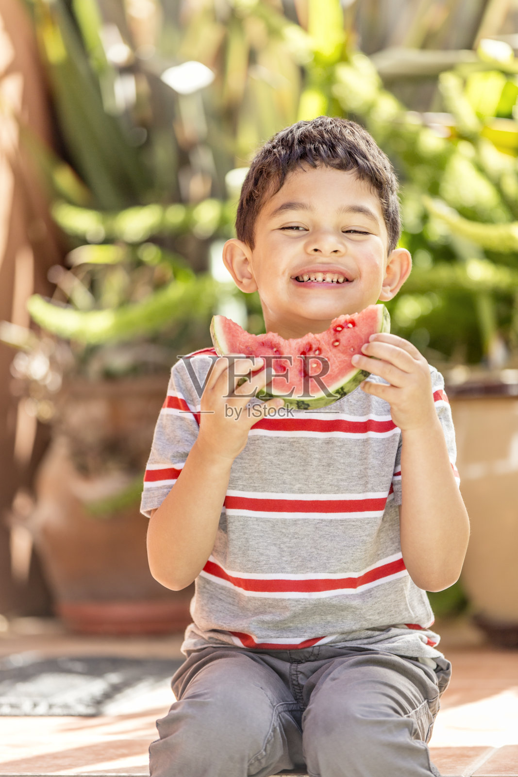 快快乐乐吃西瓜照片摄影图片