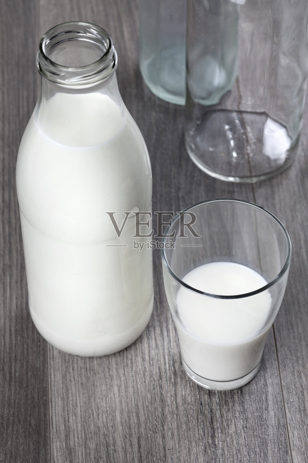 牛奶瓶，玻璃，木桌照片摄影图片