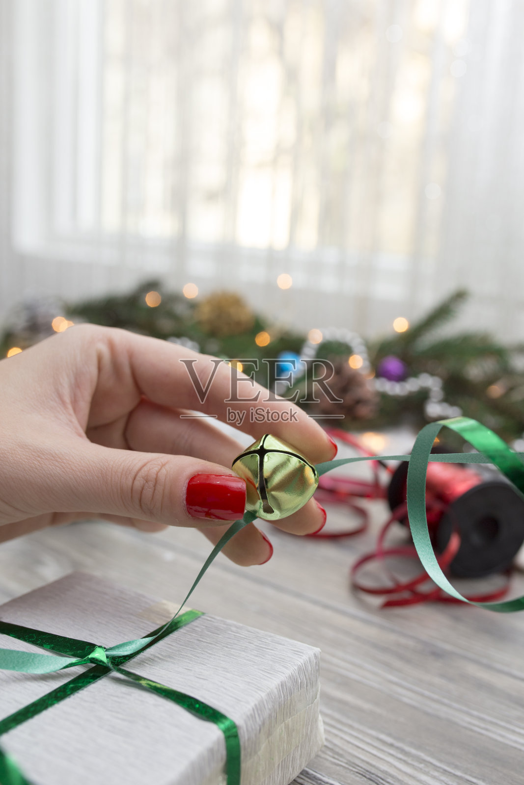 女人的手装饰圣诞礼盒照片摄影图片