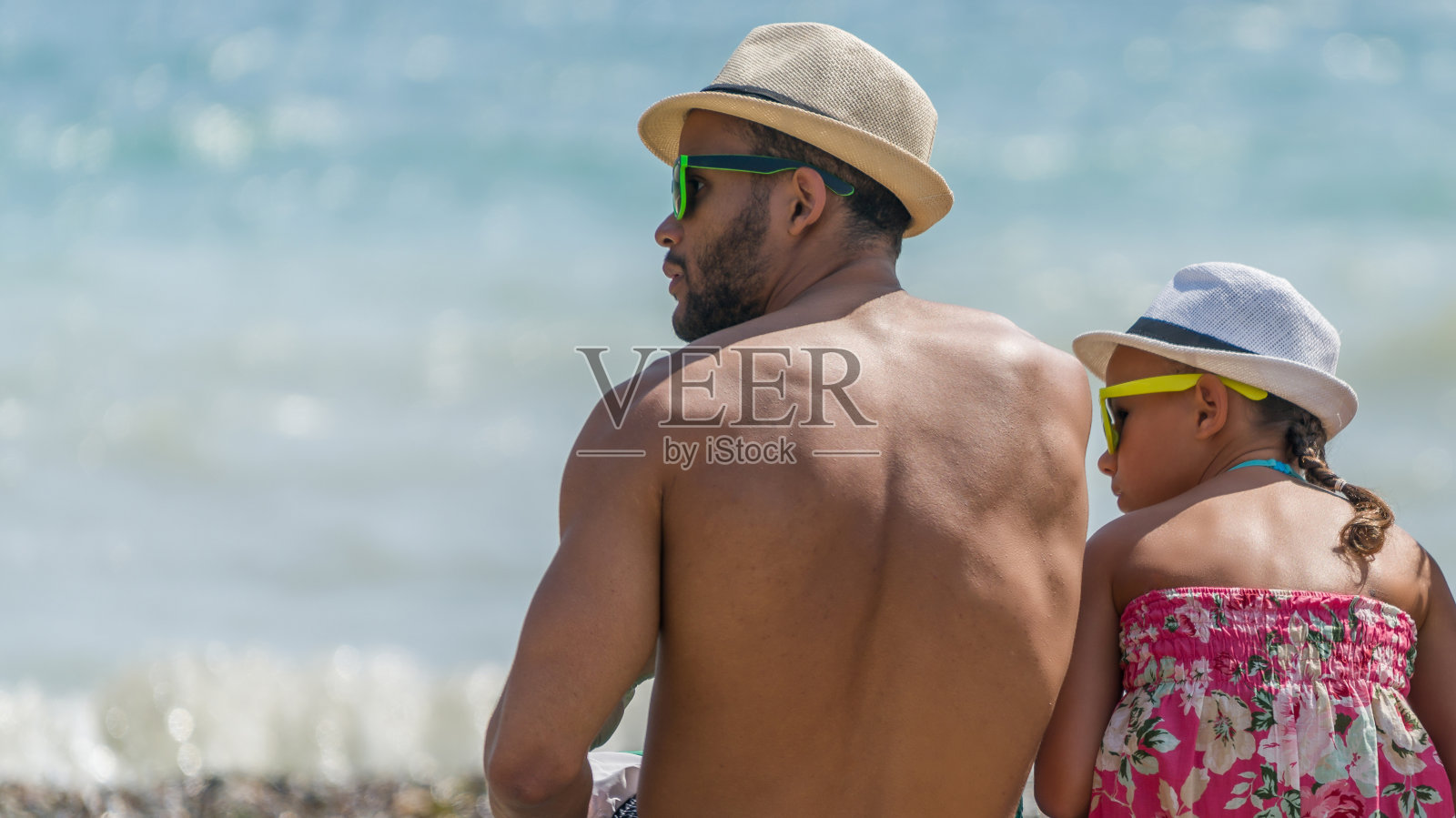 一家人坐在海滩上照片摄影图片